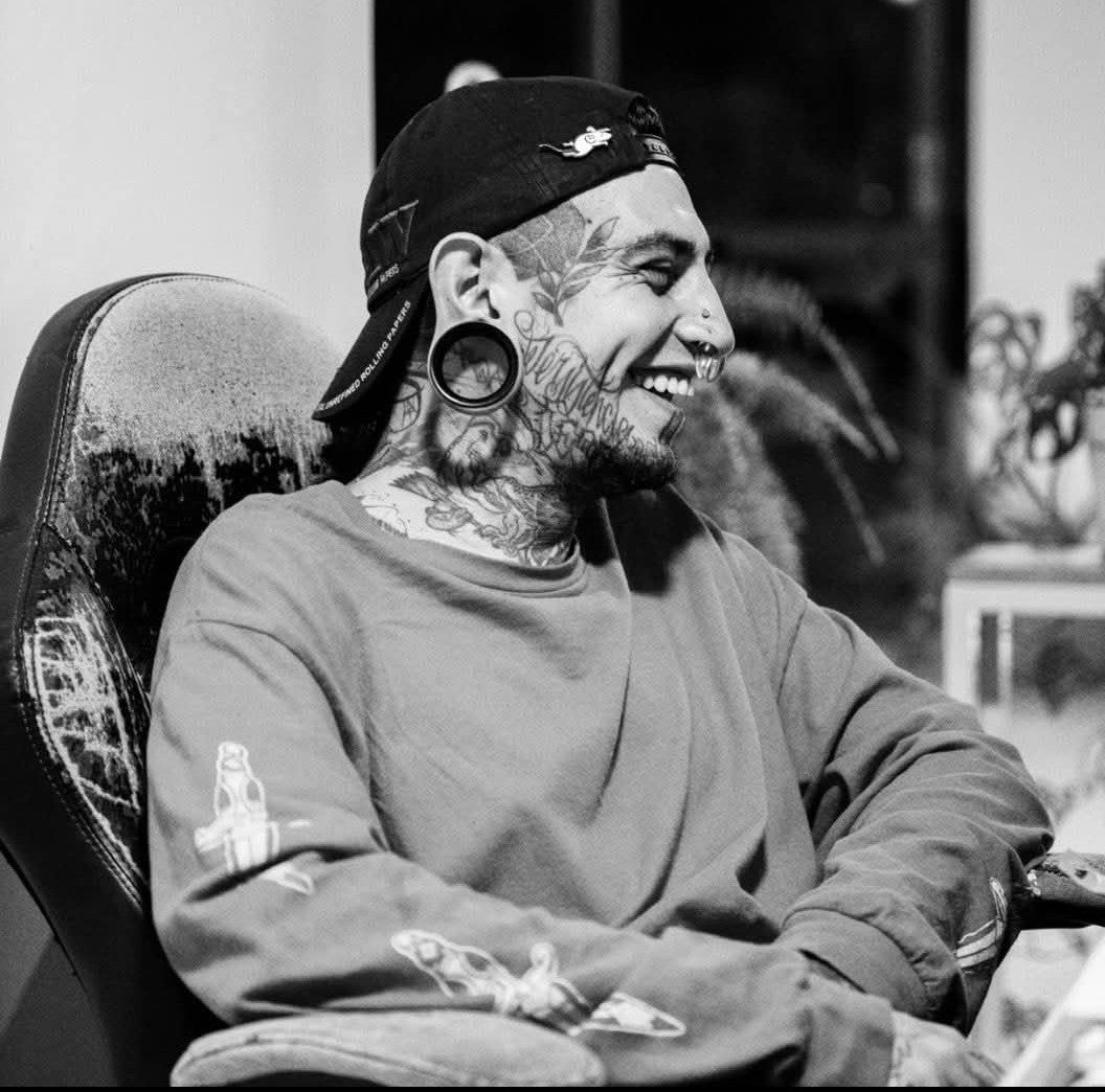 Mate Echeverry, artista de tatuajes y creador de Breaking Chains para TatuRoots, en un retrato en blanco y negro que captura la esencia del arte de autor.