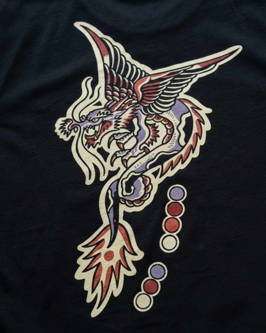 Camiseta Ryūkotsu de Tattoo Roots: diseño frontal de calavera en telaraña y espalda con dragón japonés, colección Rebel Soul.