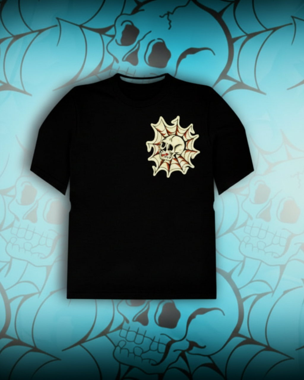Camiseta negra Tattoo Roots con diseño de calavera en telaraña estilo tatuaje tradicional (Traditional Flash). Ropa de autor colombiana con ilustración en tonos crema y rojo.