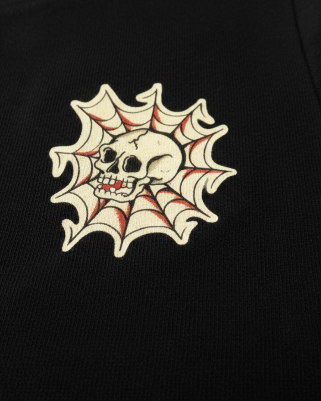 Camiseta Ryūkotsu de Tattoo Roots: diseño frontal de calavera en telaraña y espalda con dragón japonés, colección Rebel Soul.
