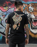 Vista posterior de la camiseta Ryūkotsu en modelo, mostrando el dragón japonés de la colección Breaking Chains para Tattoo Roots.