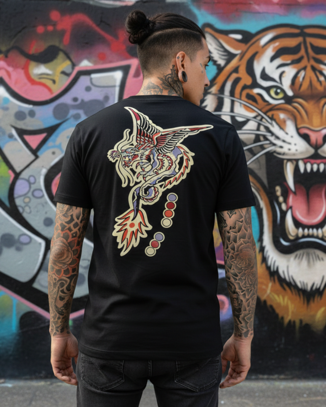 Vista posterior de la camiseta Ryūkotsu en modelo, mostrando el dragón japonés de la colección Breaking Chains para Tattoo Roots.