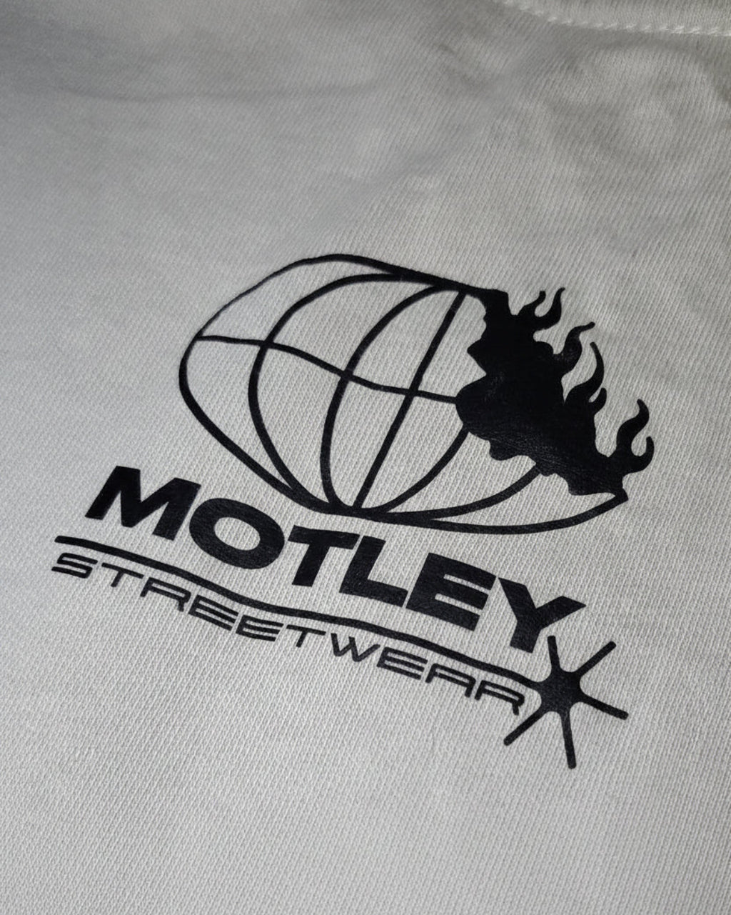 Acercamiento al estampado de alta calidad de Motley. Textura del diseño "Como es arriba es abajo" sobre tela de algodón premium.