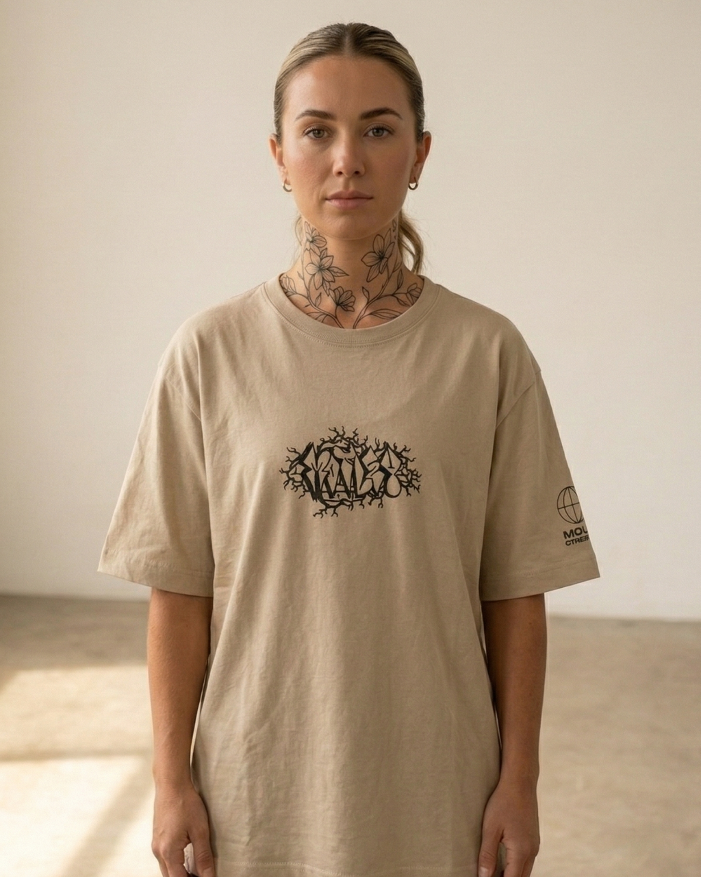 Camiseta cuello redondo de autor Colección Cruda Vibra, fit holgado, diseño minimalista en el pecho por Motley en modelo Mujer