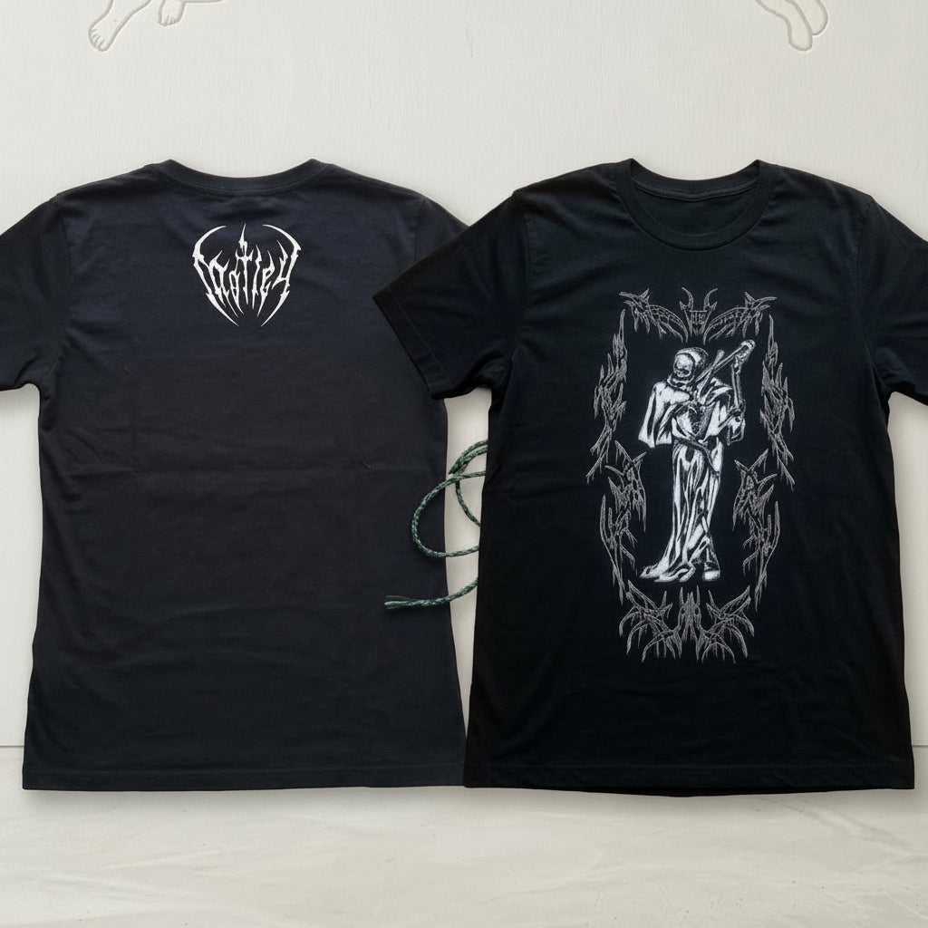 Vista de frente y espalda de la camiseta negra Tattoo Roots Tribal Reaper diseñada por Motley. Ilustración de parca con ornamentos tribales en blanco sobre negro y logo gótico en la nuca. Streetwear oscuro de autor Colección Cruda Vibra.