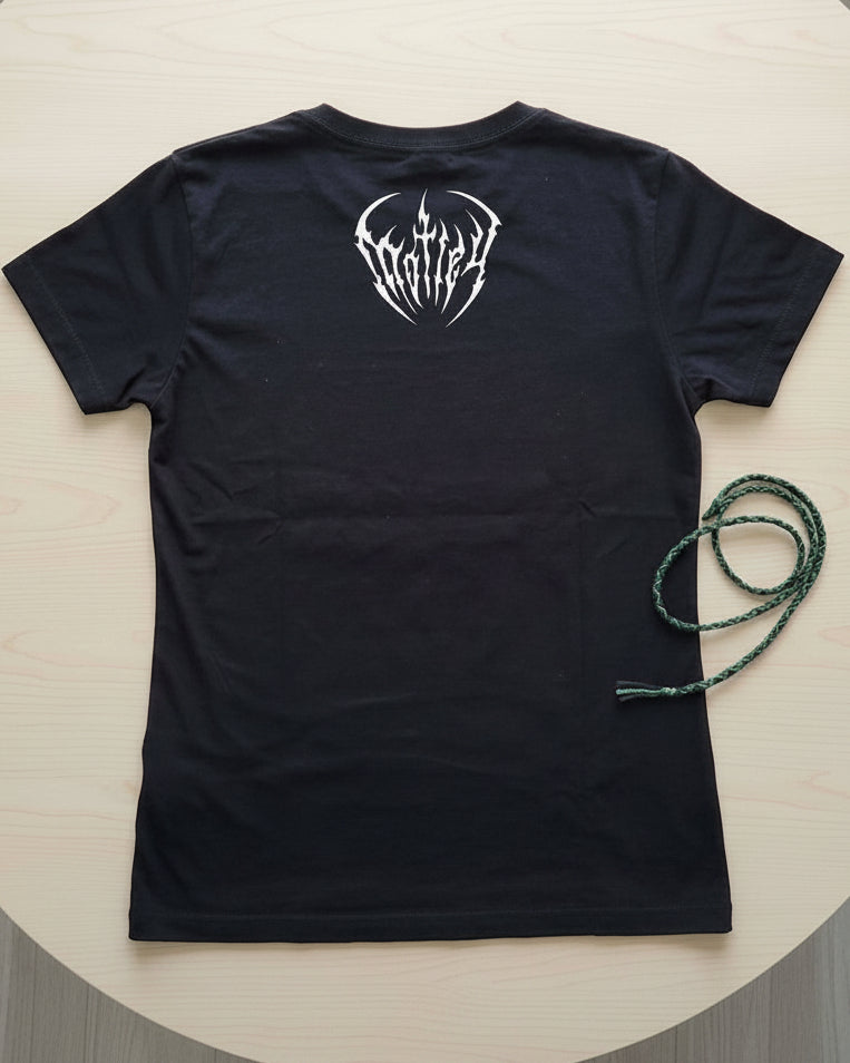 Primer plano del estampado de la espalda de la parca Tribal Reaper de Motley. Detalle de trazo limpio en blanco sobre camiseta negra, calidad de impresión de autor en Tattoo Roots.