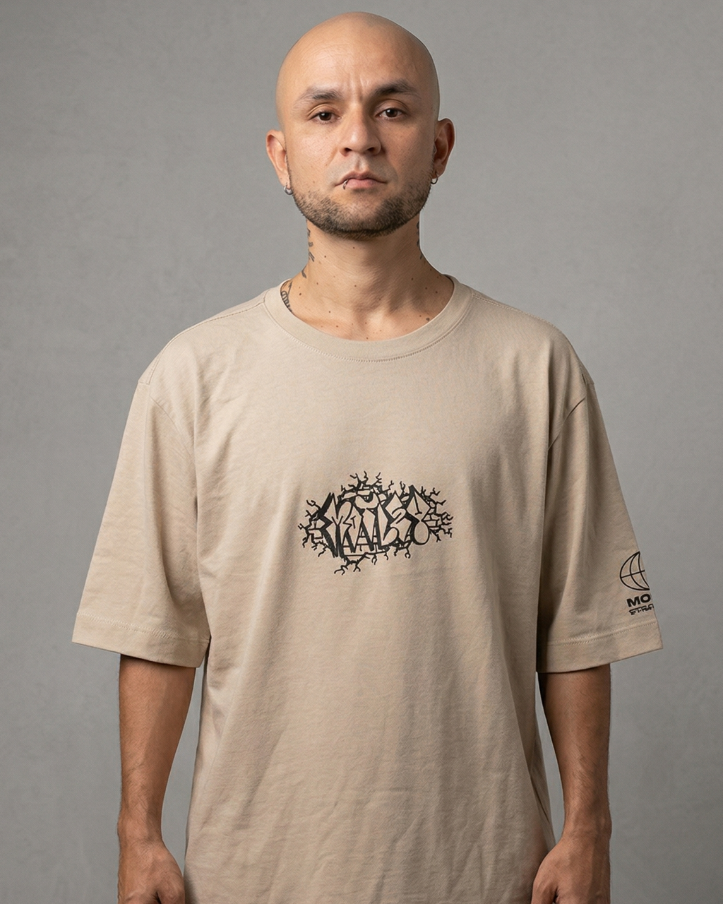 Modelo hombre usando camiseta Grin & Grit talla L, caída de hombros caída (drop shoulder) y tela de alta densidad.