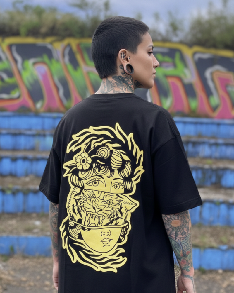 Diseño neotradicional de mujer y tigre en espalda de camiseta Tattoo Roots. Foto de estilo de vida en modelo mujer, streetwear unisex premium con arte de tatuadores.