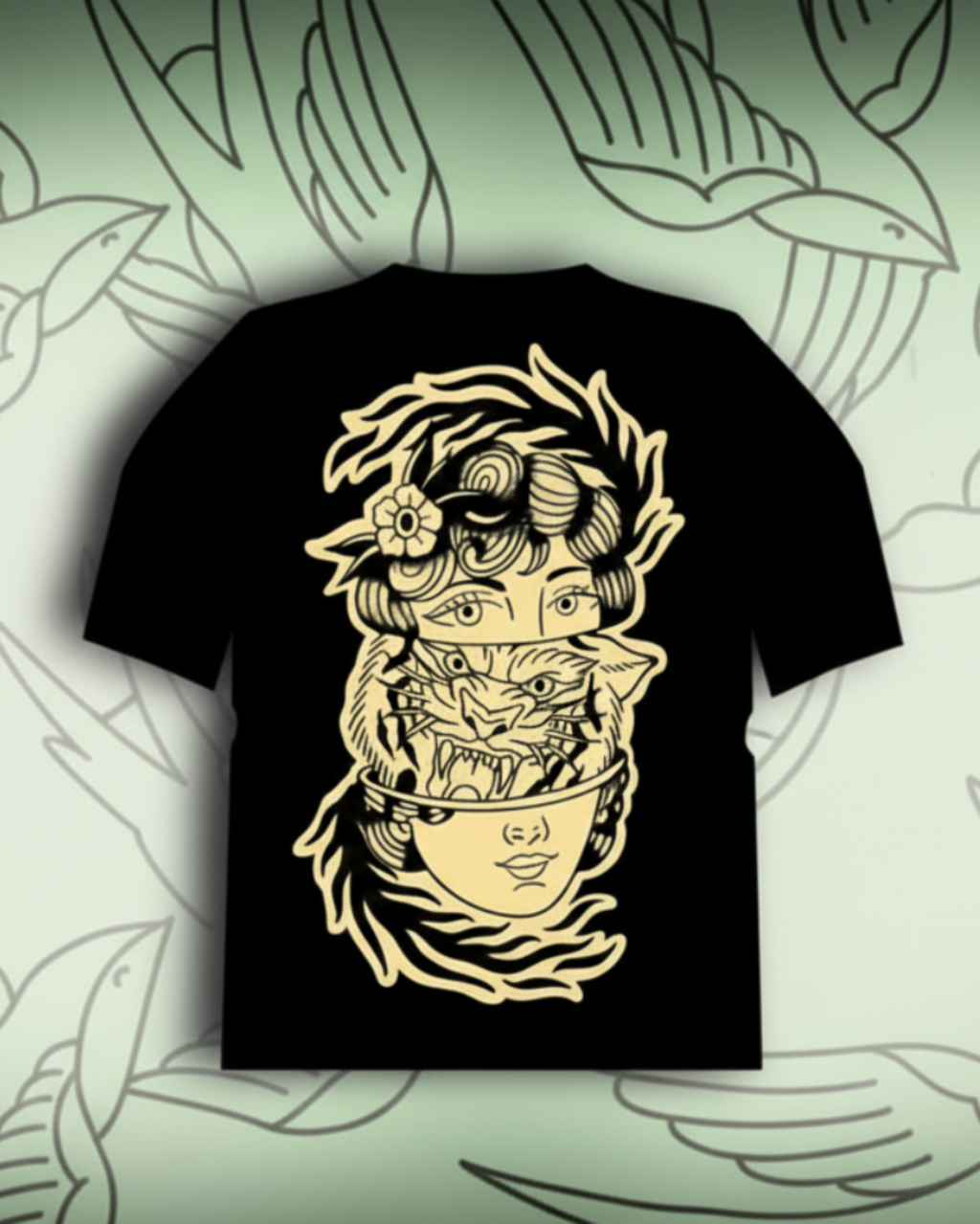 Camiseta negra con ilustración neotradicional en la espalda: rostro de mujer dividido con tigre y flores. Arte original de tatuadores para Tattoo Roots.