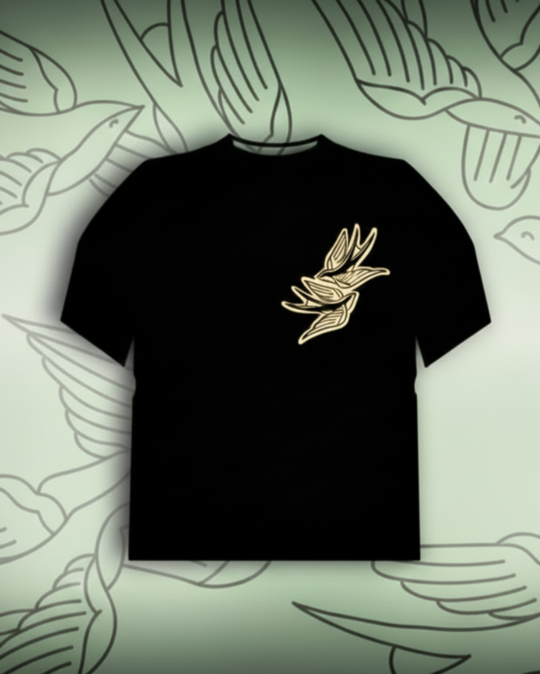 Camiseta negra Tattoo Roots con diseño de golondrina estilo tatuaje tradicional en color crema, pecho izquierdo. Streetwear de autor colombiano hecho por tatuadores.